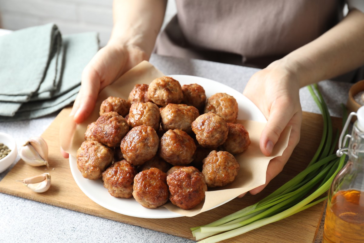 Paquete de albóndigas estilo italiano Bremer con etiqueta EST. 4286B y fecha de vencimiento 30/10/26, retirado por contaminación metálica