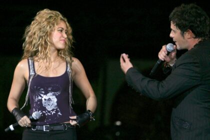 Alejandro Sanz y Shakira abrazados en un escenario durante la gira 'Las Mujeres Ya No Lloran' celebrando su amistad musical