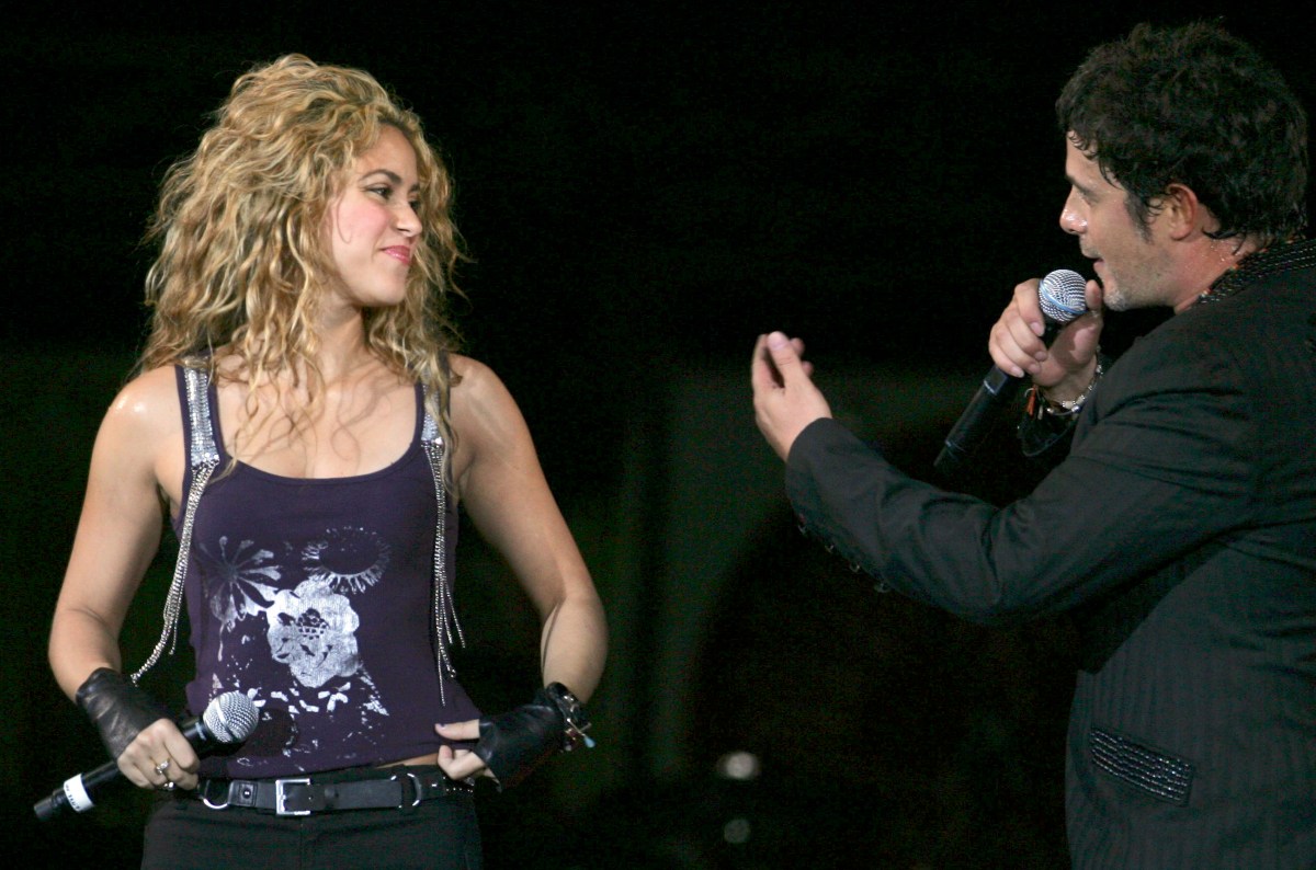 Alejandro Sanz y Shakira abrazados en un escenario durante la gira 'Las Mujeres Ya No Lloran' celebrando su amistad musical