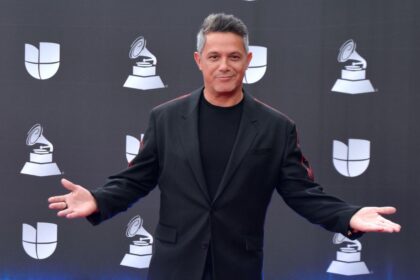 Alejandro Sanz en escena con guitarra, reflejando vulnerabilidad y autenticidad en el documental 'Cuando nadie me ve'