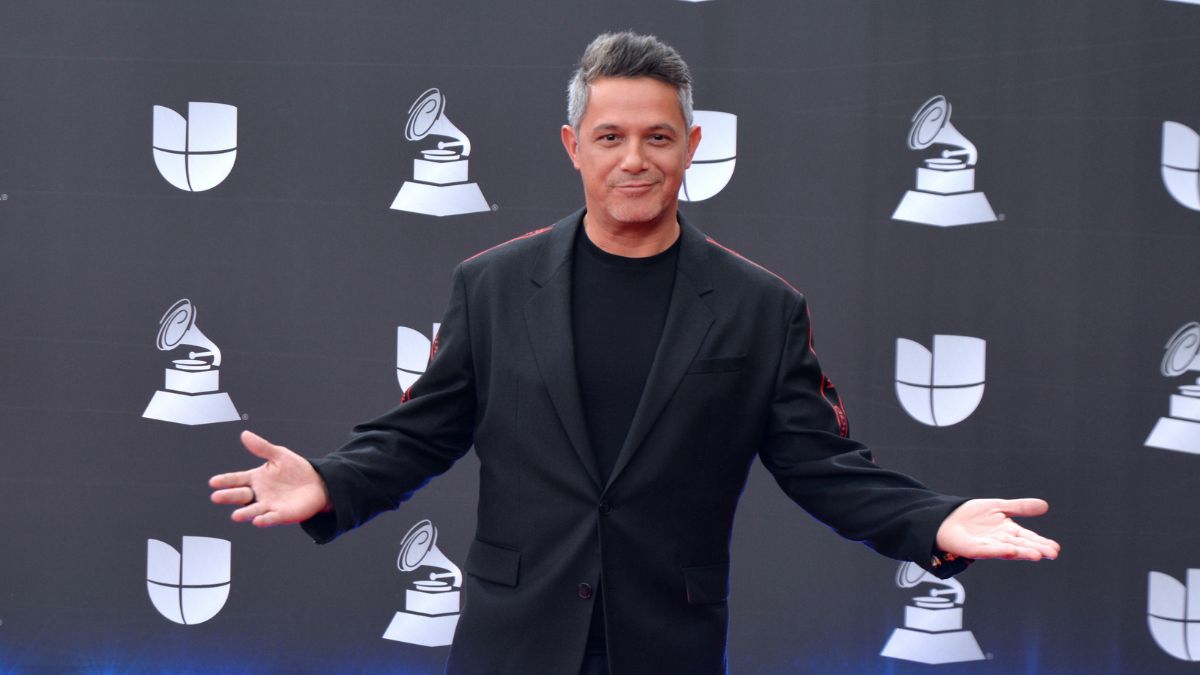 Alejandro Sanz en escena con guitarra, reflejando vulnerabilidad y autenticidad en el documental 'Cuando nadie me ve'