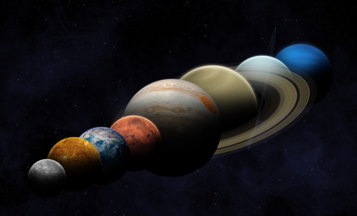Alineación de Mercurio, Venus, Júpiter, Saturno, Urano y Neptuno en el cielo nocturno del 28 de febrero de 2026, visible desde EE.UU. con la Luna como guía