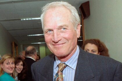 Apartamento histórico de Paul Newman en Quinta Avenida con detalles prebélicos, sala luminosa y vistas al jardín, en venta tras veto de junta