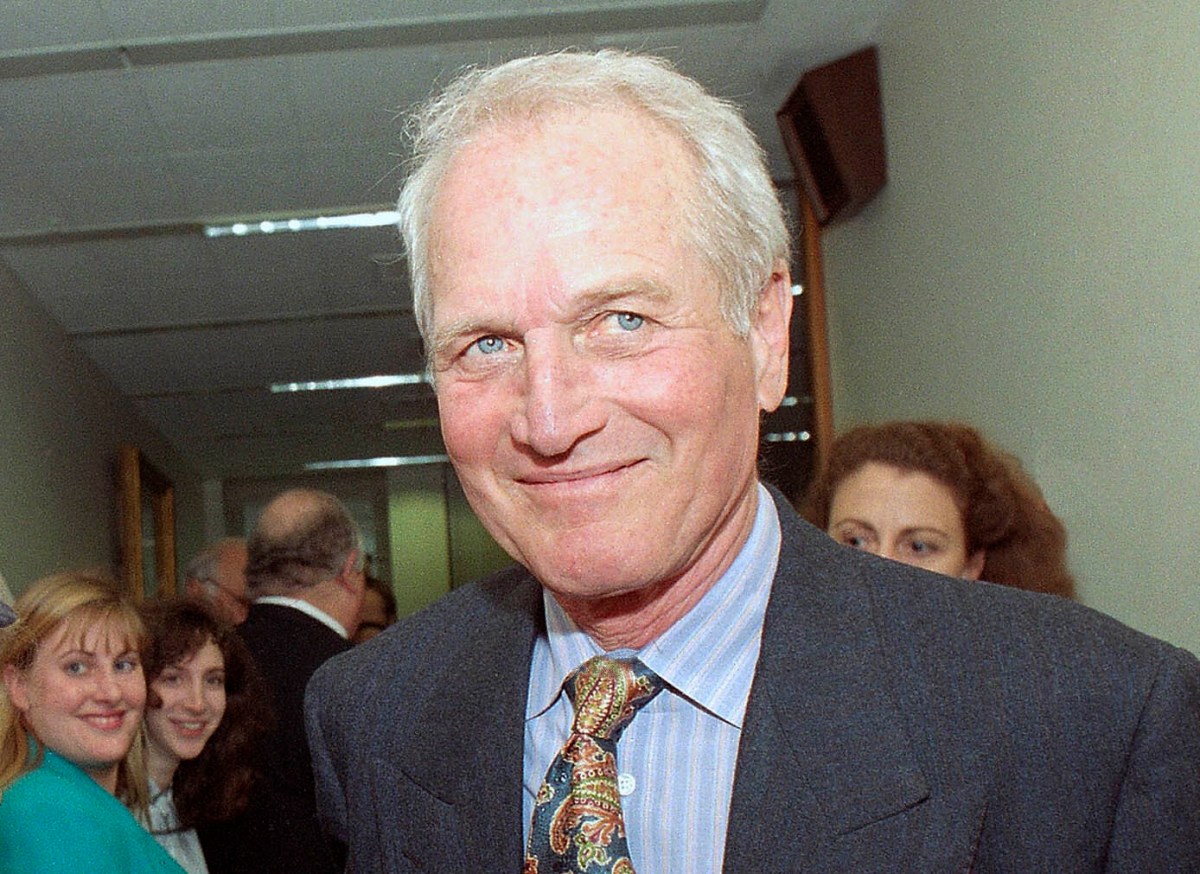 Apartamento histórico de Paul Newman en Quinta Avenida con detalles prebélicos, sala luminosa y vistas al jardín, en venta tras veto de junta