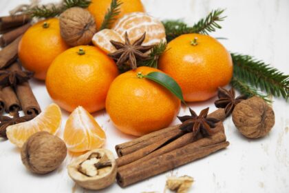 Cáscaras de limón y naranja hirviendo en agua con canela y jengibre para purificar el aire de forma natural