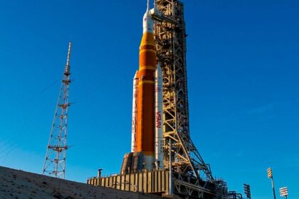 Cohete SLS de la NASA en plataforma de lanzamiento con falla técnica en sistema de helio, retrasando la misión Artemis II a la Luna