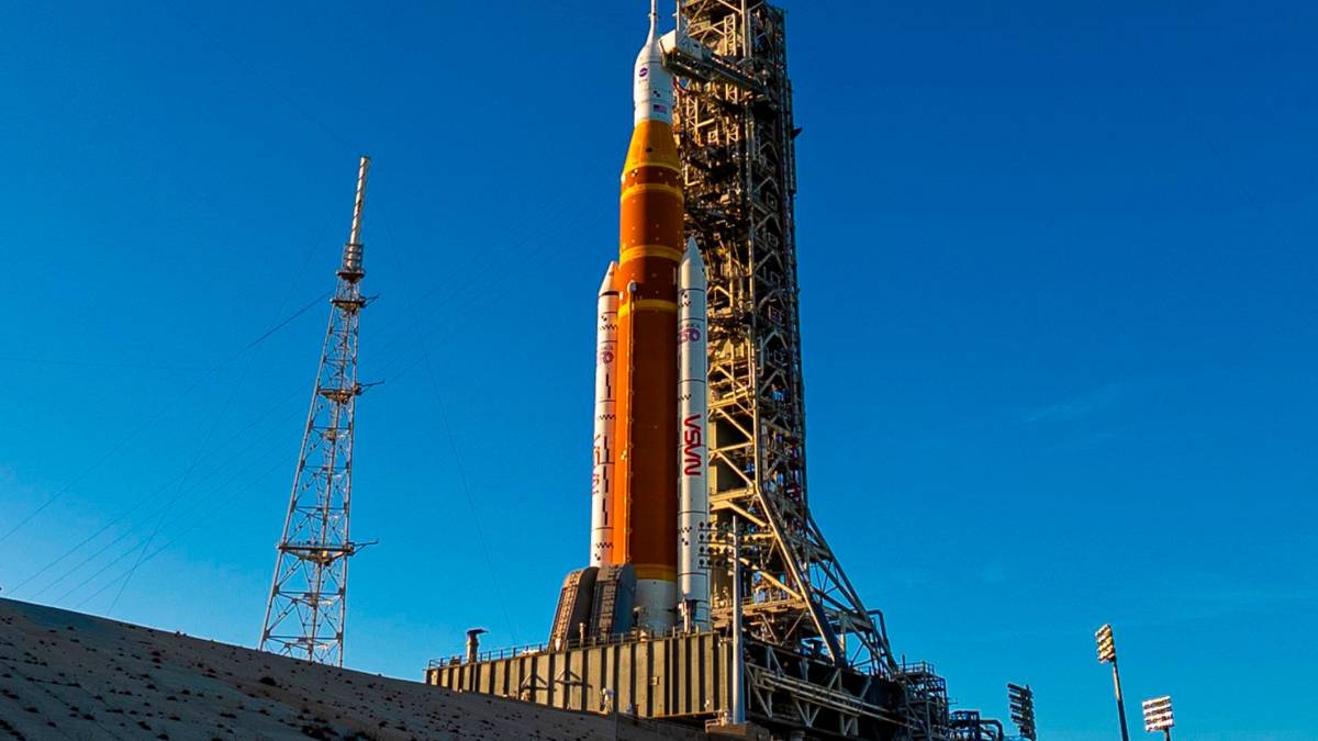 Cohete SLS de la NASA en plataforma de lanzamiento con falla técnica en sistema de helio, retrasando la misión Artemis II a la Luna