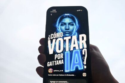 Interfaz de inteligencia artificial Gaitana con piel azul y atuendos tradicionales, simbolizando neutralidad y compromiso con comunidades indígenas en Colombia