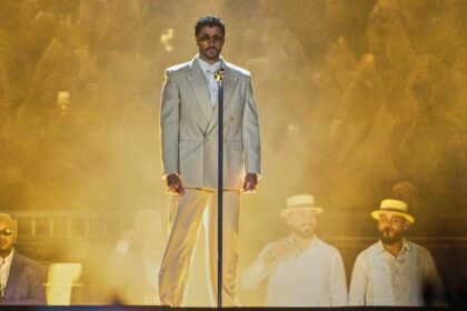 Bad Bunny sonriente con seis trofeos de Premio Lo Nuestro 2026, destacando su álbum 'Debí tirar más fotos' y éxitos como 'DTMF'