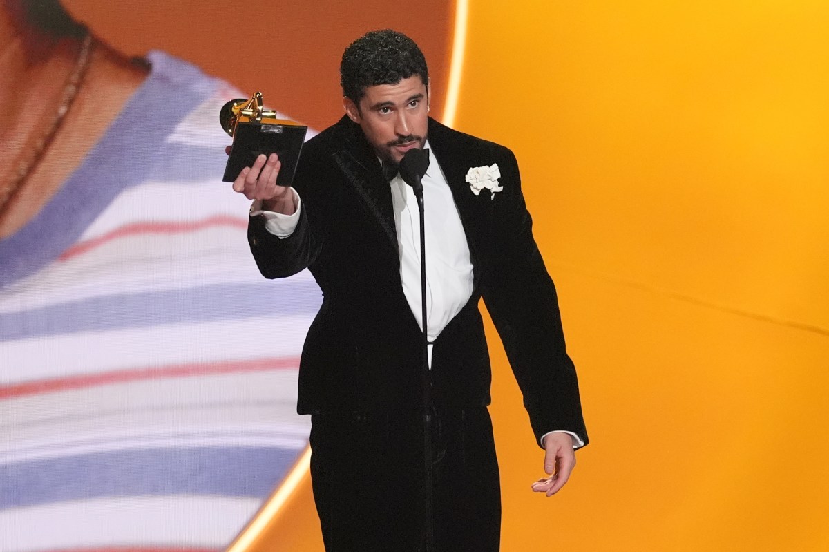 Bad Bunny con el premio Álbum del Año en los Grammy 2026, emocionado tras ganar con 'Debí tirar más fotos'