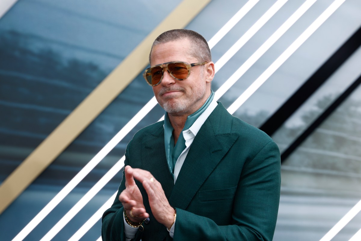 Brad Pitt como Cliff Booth en una escena del tráiler de 'The Adventures of Cliff Booth', bebiendo en un bar con estilo retro de los 70