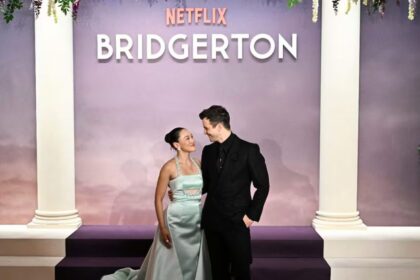 Retrato de Eloise y Francesca Bridgerton con vestuario de época, destacando su elegancia y complicidad en las próximas temporadas