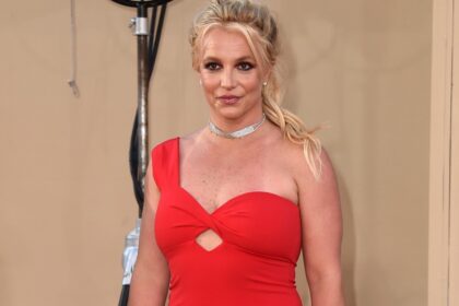 Portada de los éxitos de Britney Spears como '...Baby One More Time' y 'Circus' en un contrato de venta de derechos musicales