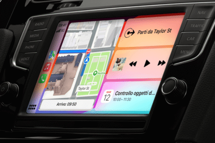 Pantalla de Apple CarPlay mostrando la integración de ChatGPT y Gemini junto a comandos de voz para navegación y música