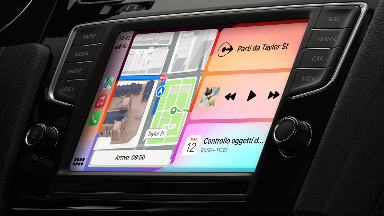 Pantalla de Apple CarPlay mostrando la integración de ChatGPT y Gemini junto a comandos de voz para navegación y música