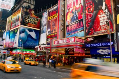 Escenario de Broadway iluminado con actores como Daniel Radcliffe y Carrie Coon en obras como 'Bug' y 'Every Brilliant Thing' durante la temporada 2026