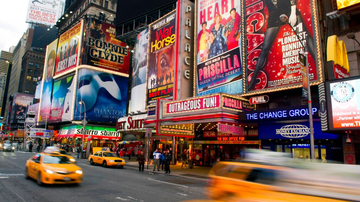 Escenario de Broadway iluminado con actores como Daniel Radcliffe y Carrie Coon en obras como 'Bug' y 'Every Brilliant Thing' durante la temporada 2026