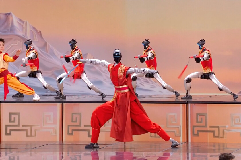 Robot humanoide realizando una patada de kung-fu con precisión milimétrica en una exhibición tecnológica en China