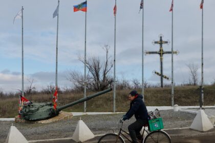 Hombre con ropa militar en autobús de Moscú, reflejando el impacto social de la guerra en Rusia tras cuatro años de conflicto