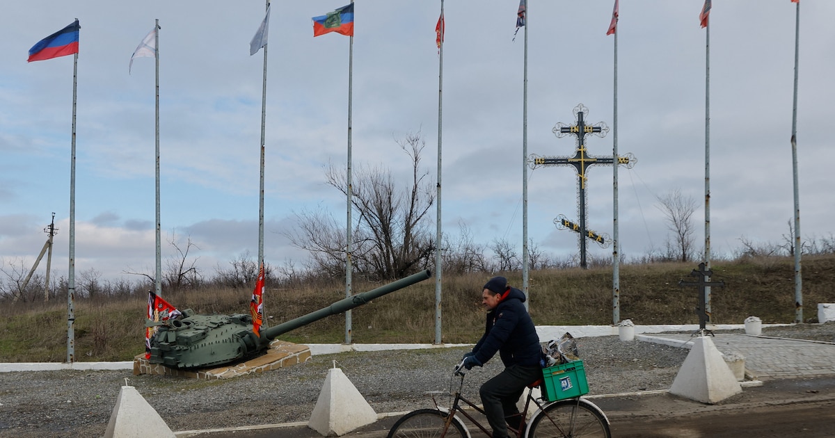 Hombre con ropa militar en autobús de Moscú, reflejando el impacto social de la guerra en Rusia tras cuatro años de conflicto