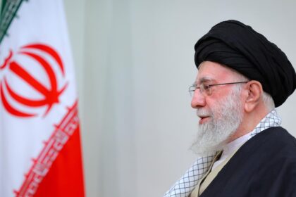 Manifestantes en Irán portando pancartas contra el velayat-e faqih durante protestas masivas por reformas constitucionales y libertad