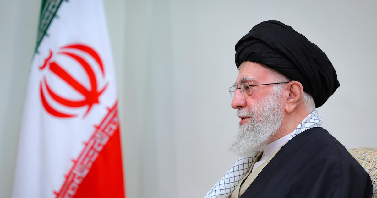 Manifestantes en Irán portando pancartas contra el velayat-e faqih durante protestas masivas por reformas constitucionales y libertad