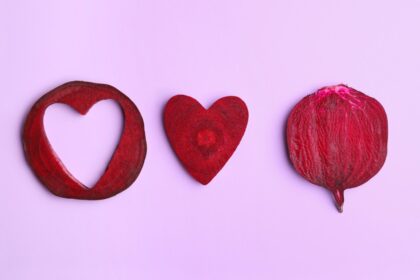 Remolacha fresca cortada mostrando su color vibrante, rica en nitratos y antioxidantes para mejorar la circulación y proteger el corazón