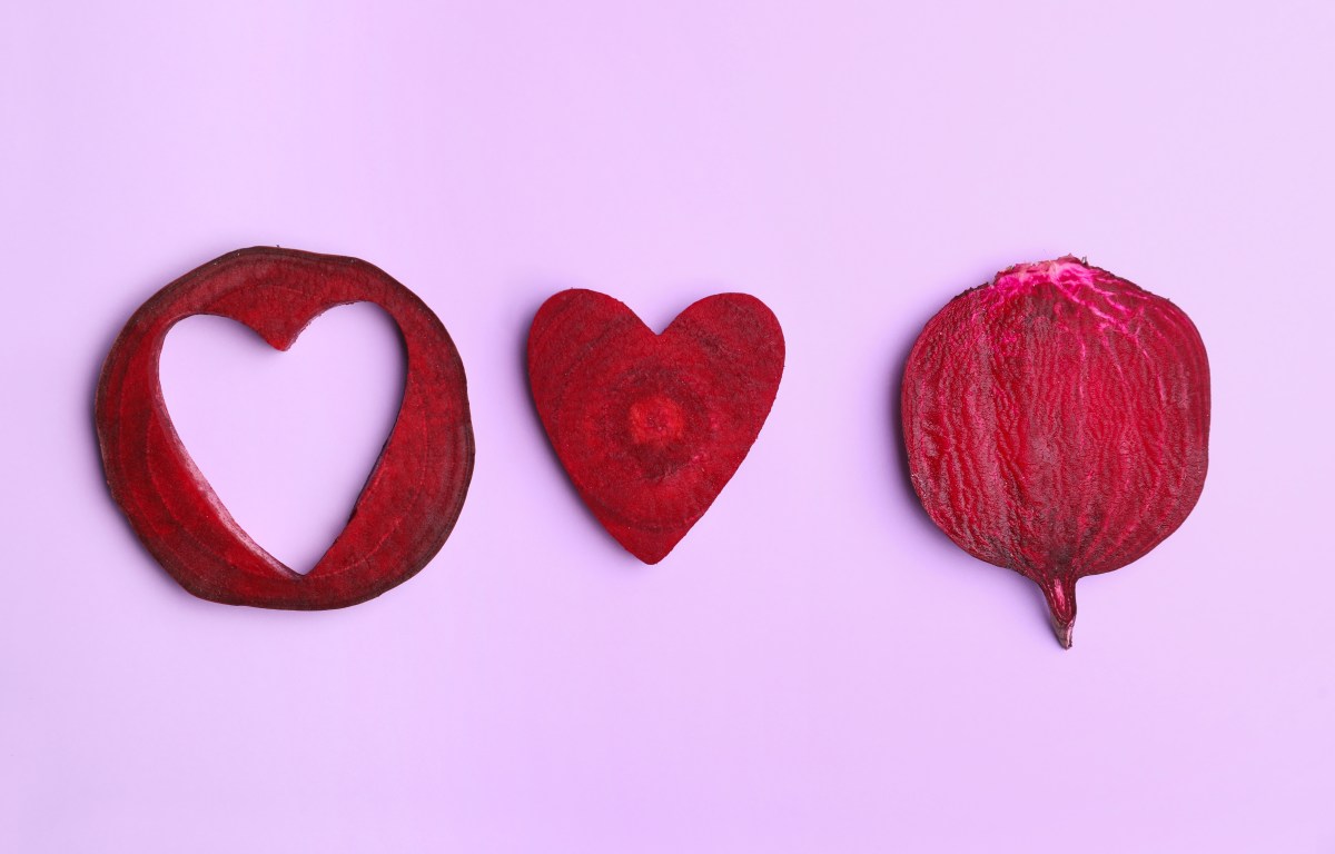 Remolacha fresca cortada mostrando su color vibrante, rica en nitratos y antioxidantes para mejorar la circulación y proteger el corazón