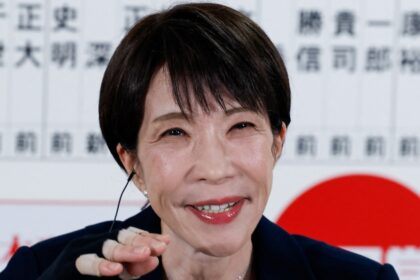 Takaichi Sanae celebra su victoria electoral con un discurso ante seguidores, marcando un hito en la política japonesa con su mayoría histórica
