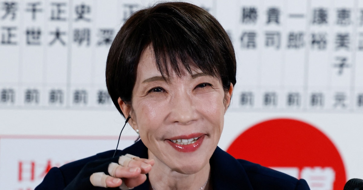 Takaichi Sanae celebra su victoria electoral con un discurso ante seguidores, marcando un hito en la política japonesa con su mayoría histórica