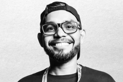 Ricky D en el escenario del Improv Comedy Theatre de Miami contando historias de migración venezolana con su característico humor