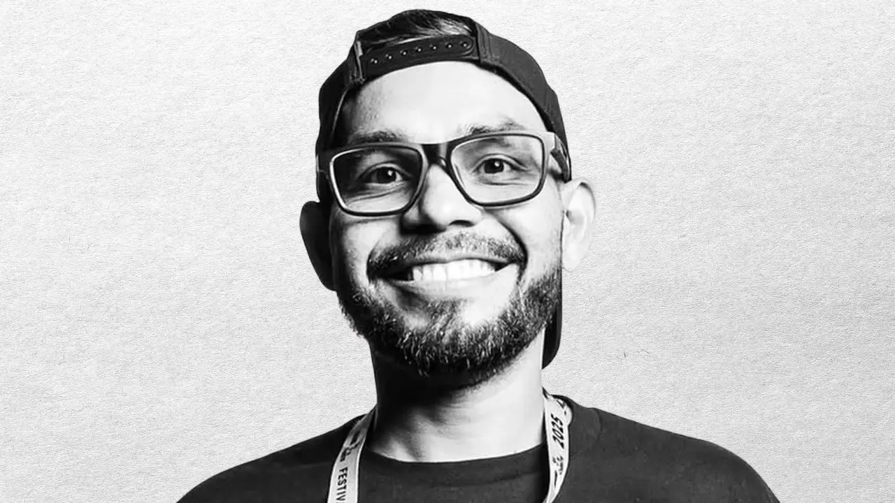 Ricky D en el escenario del Improv Comedy Theatre de Miami contando historias de migración venezolana con su característico humor