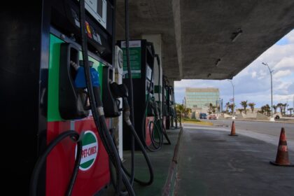 Avión comercial en pista con tanque de combustible vacío en aeropuerto cubano durante crisis aérea por bloqueo petrolero