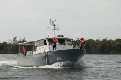 Fusiles de asalto, chalecos antibalas y explosivos incautados a grupo armado interceptado en aguas cubanas desde Florida