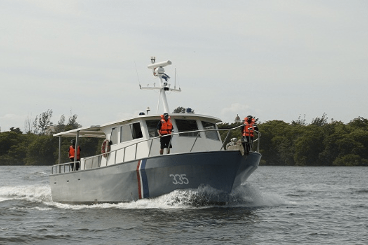 Fusiles de asalto, chalecos antibalas y explosivos incautados a grupo armado interceptado en aguas cubanas desde Florida