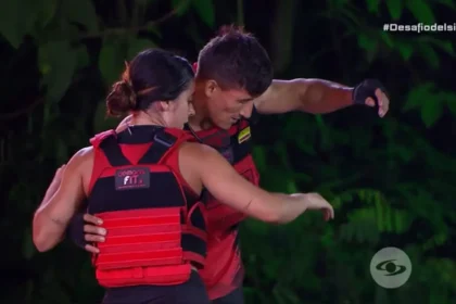 Rata y Valentina celebran su victoria en el Box Negro del Desafío Siglo XXI, superando obstáculos con coordinación y agilidad