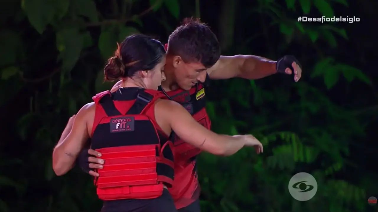Rata y Valentina celebran su victoria en el Box Negro del Desafío Siglo XXI, superando obstáculos con coordinación y agilidad