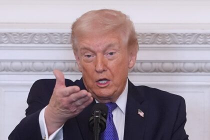 Donald Trump en conferencia de prensa anunciando nuevos aranceles tras el fallo de la Corte Suprema de EE.UU. sobre gravámenes ilegales