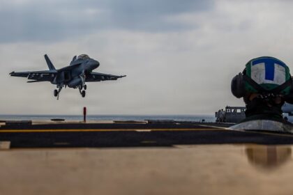 Aviones de combate F-15E y misiles Tomahawk desplegados en Oriente Medio como parte de la presión militar contra Irán por su programa nuclear