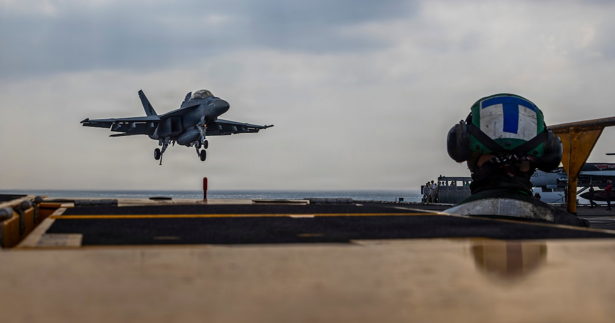 Aviones de combate F-15E y misiles Tomahawk desplegados en Oriente Medio como parte de la presión militar contra Irán por su programa nuclear
