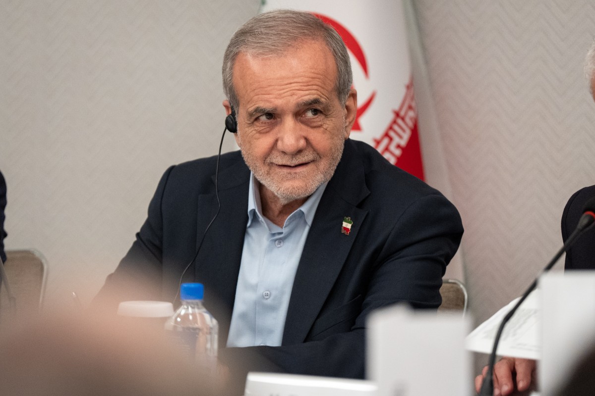 Reunión de altos funcionarios iraníes y estadounidenses en mesa de negociaciones nucleares, con mapa del Golfo Pérsico de fondo mostrando despliegue militar
