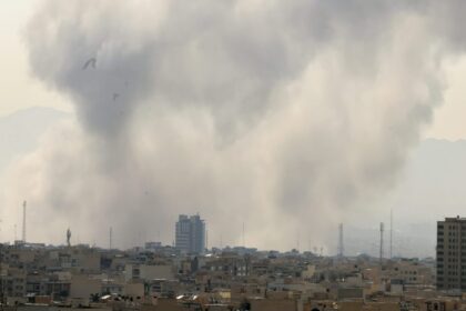 Columna de humo sobre Teherán tras bombardeo conjunto de EE.UU. e Israel cerca del palacio presidencial iraní