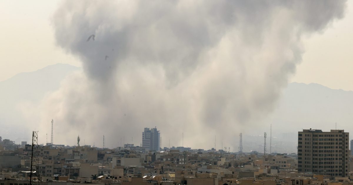 Columna de humo sobre Teherán tras bombardeo conjunto de EE.UU. e Israel cerca del palacio presidencial iraní