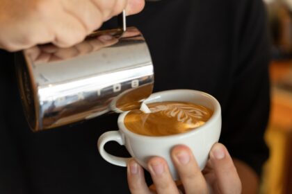 Barista preparando un espresso en Onyx Coffee Lab, ganadora del primer puesto en el ranking mundial de cafeterías 2026 por su grano excepcional y transparencia