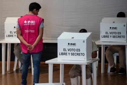 Hacker analizando datos robados de instituciones mexicanas en una pantalla con código y alertas de seguridad