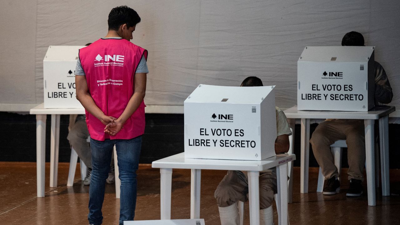 Hacker analizando datos robados de instituciones mexicanas en una pantalla con código y alertas de seguridad