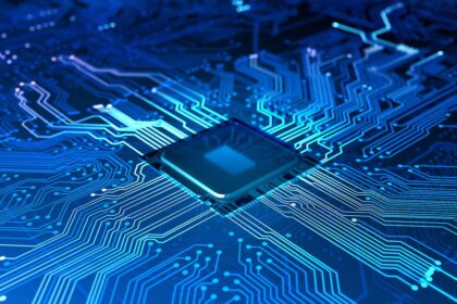 Procesadores de IA de última generación en un centro de datos futurista, mostrando GPUs y CPUs de Nvidia para entrenamiento e inferencia