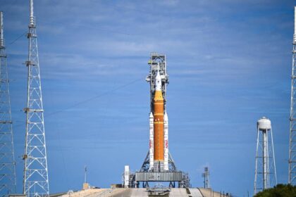 Cohete SLS de 98 metros en la Plataforma 39B listo para lanzar la misión Artemis II, con cuatro astronautas rumbo a la Luna en 2025