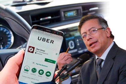 Conductor de Uber revisando su teléfono con el logo de la app, mientras un vehículo es inmovilizado por autoridades en segundo plano