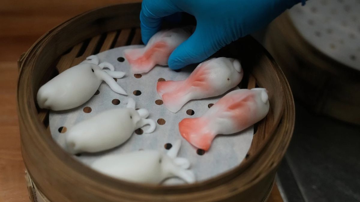 Chef preparando dumplings artesanales y pato pekinés en horno de piedra, fusión de tradición china y alta cocina en EE.UU.